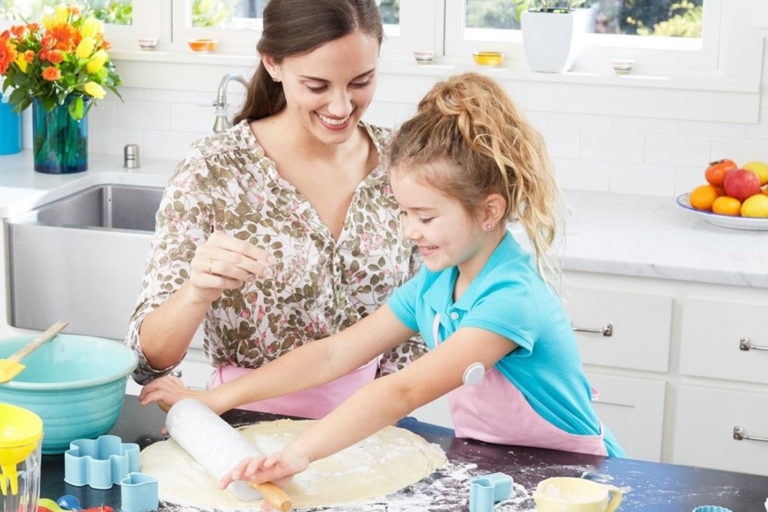 The FreeStyle Libre 2 -woman rolling dough in kitchen with daughter