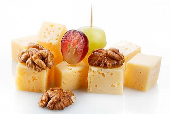 Low-carb snack of cheese and nuts